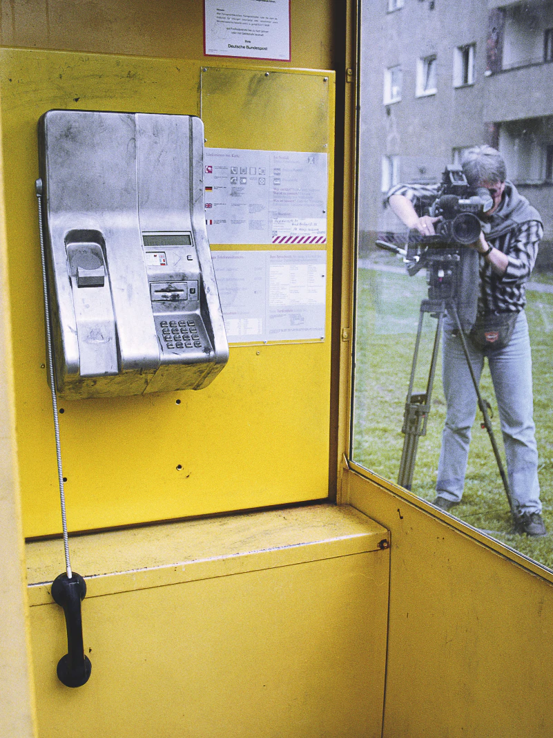 22. April 1994: In dieser Telefonzelle in Johannisthal wurde Dagobert festgenommen - nach fast zwei Jahren Fahndung mit zahlreichen Pannen und gescheiterten Geldübergaben.
