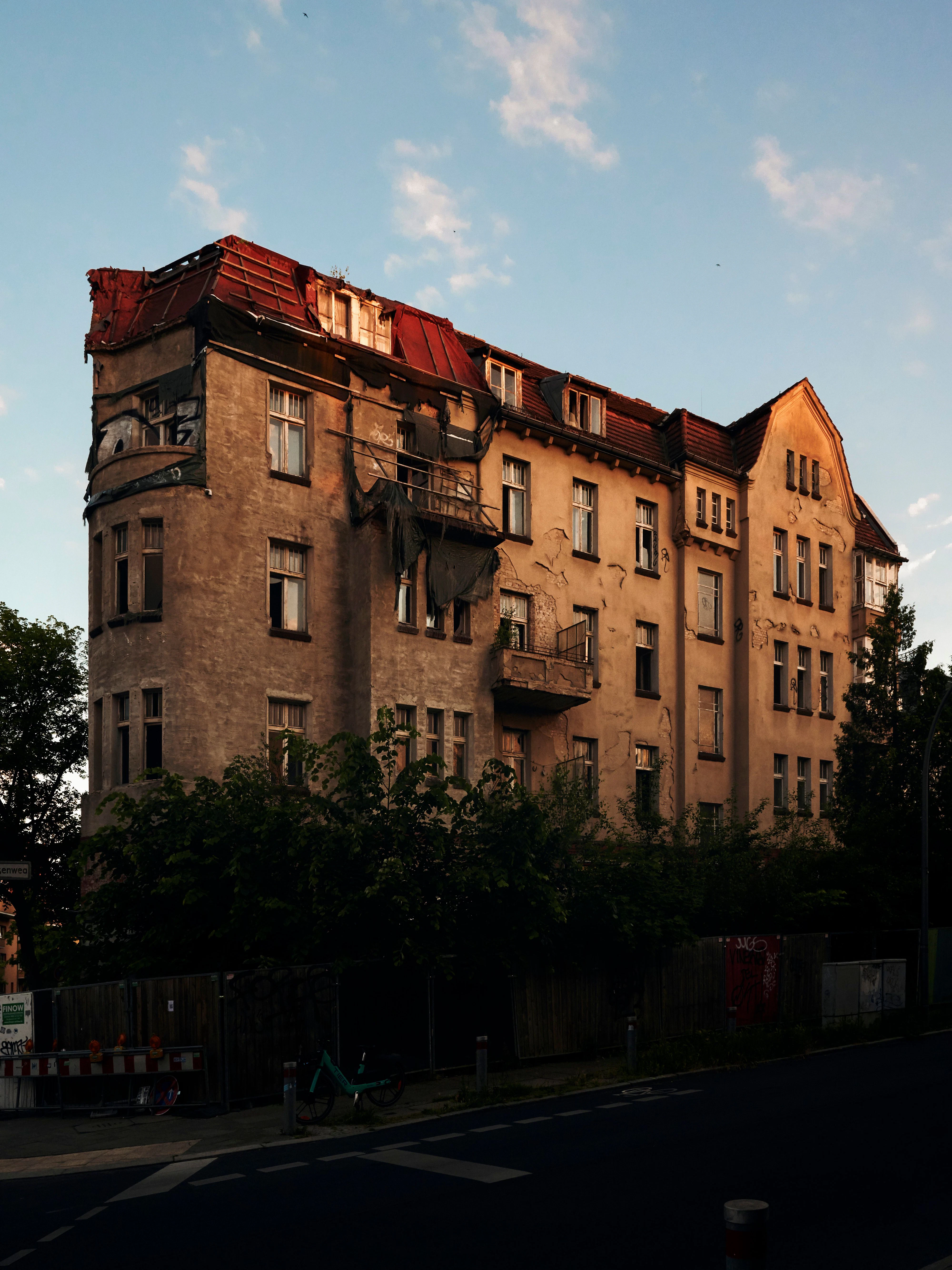 Ein Mietshaus verfällt in Steglitz im Gardeschützenweg seit Jahren