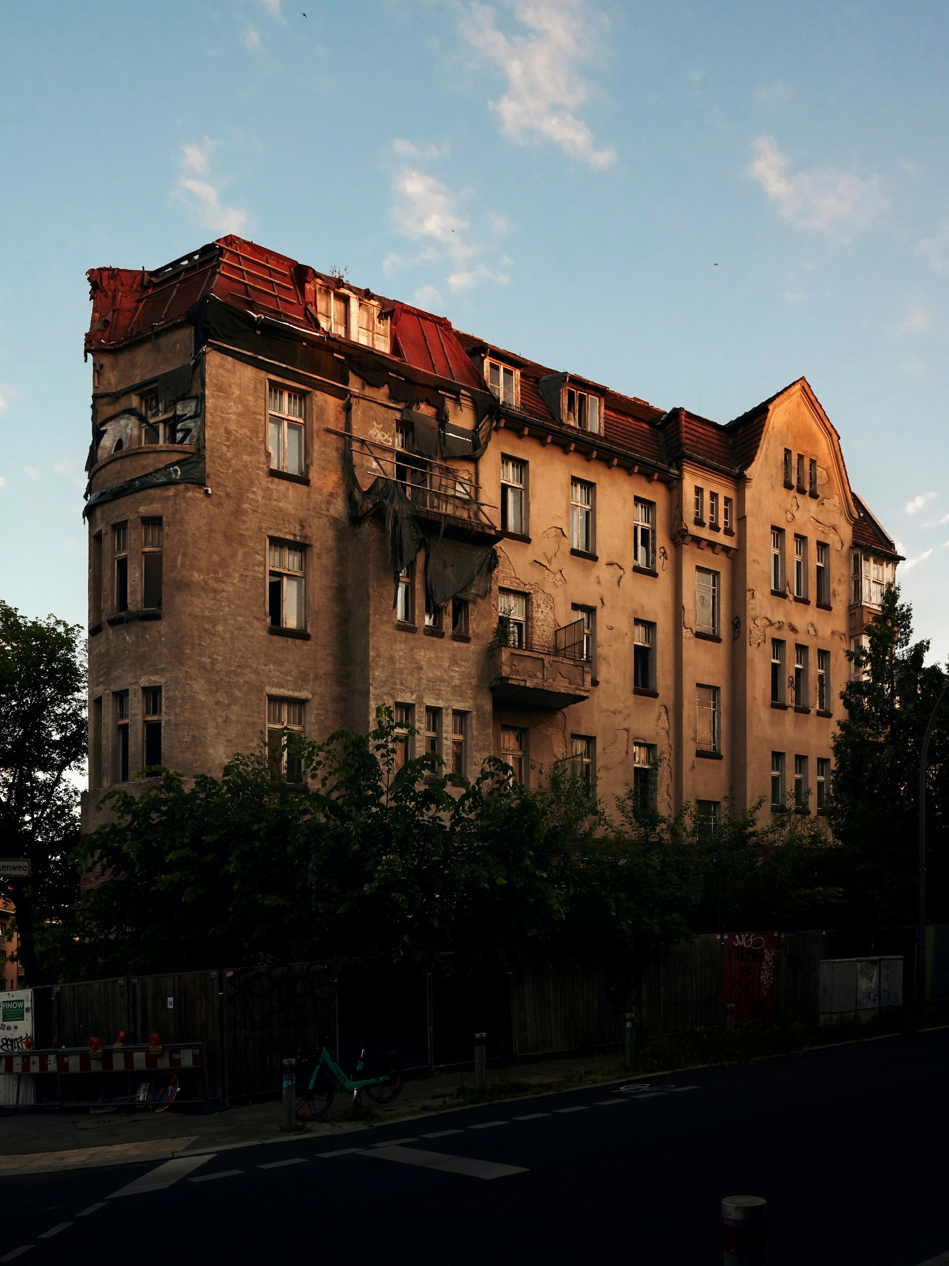 Ein Mietshaus verfällt in Steglitz im Gardeschützenweg seit Jahren