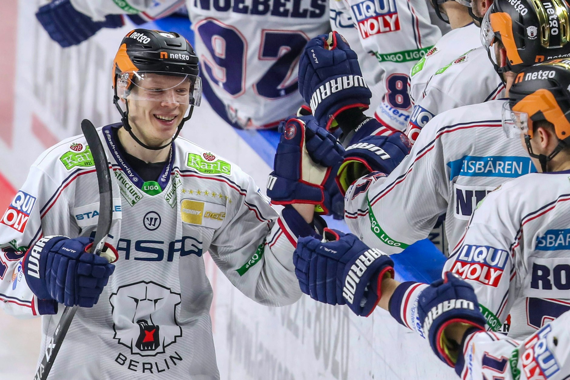 Jonas Müller klatscht mit seinen Kollegen an der Bande ab.