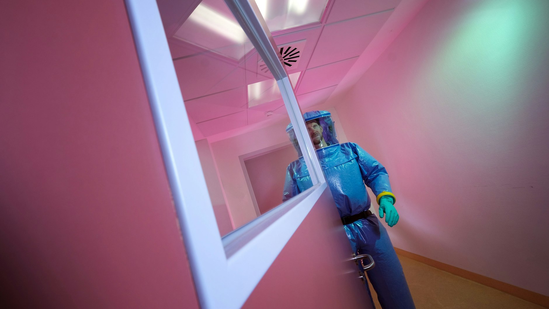 Ein Forscher in Schutzanzug