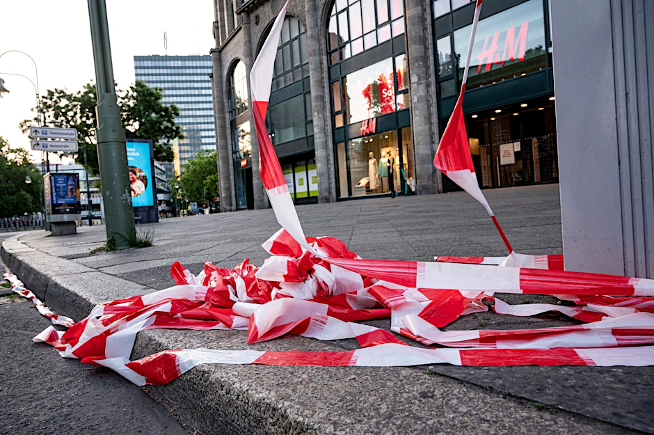 Restliches Absperrband liegt auf dem Bürgersteig an der Tauentzienstraße.  