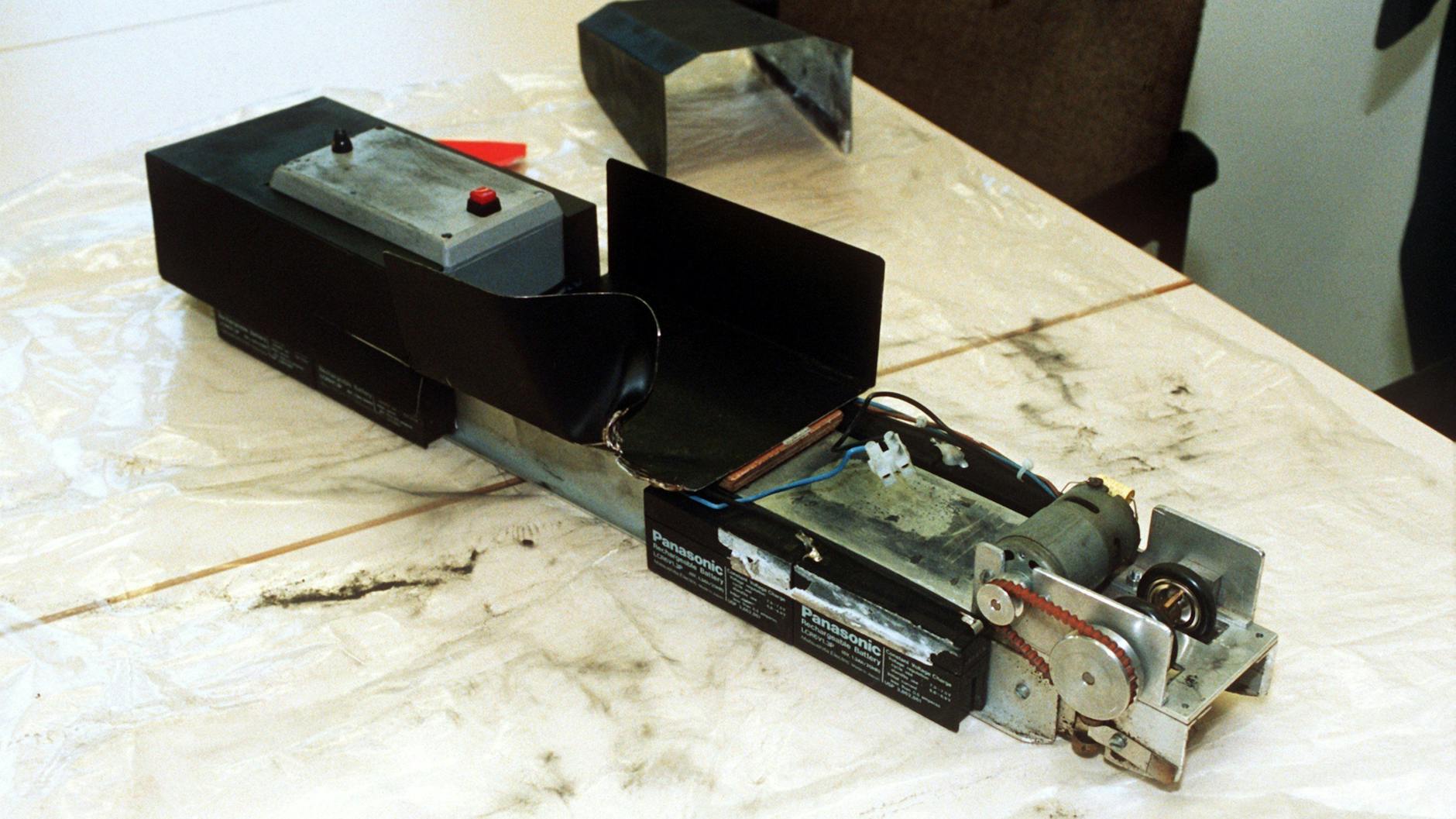 Die selbst gebastelte Lore, mit der in Berlin die Geldübergabe an den Kaufhauserpresser Dagobert scheiterte. In einer Holzkiste wurde das Geld auf der Lore befestigt. Nach knapp einem Kilometer entgleiste das Gefährt und das Geld fiel heraus.