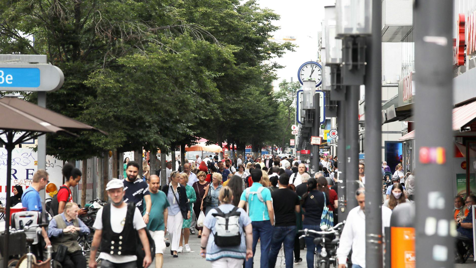 Menschen in der Fußgängerzone Wilmersdorfer Straße.