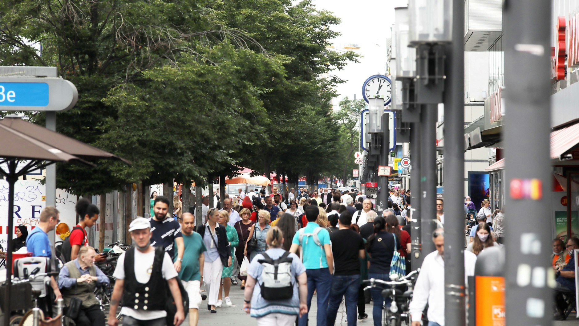 Menschen in der Fußgängerzone Wilmersdorfer Straße.