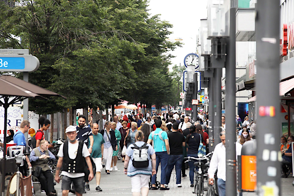 Menschen in der Fußgängerzone Wilmersdorfer Straße.
