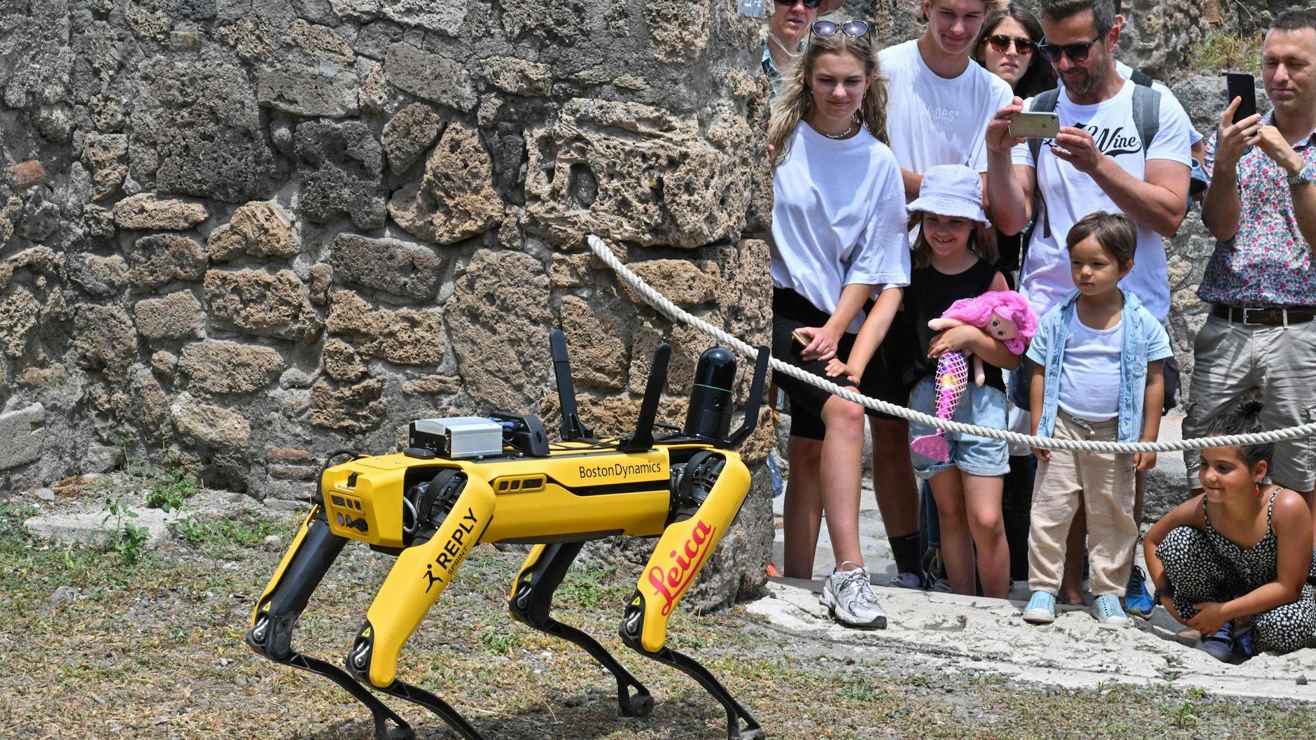 Roboterhund „Spot “bewacht Pompeji und ist echte Touristenattraktion.