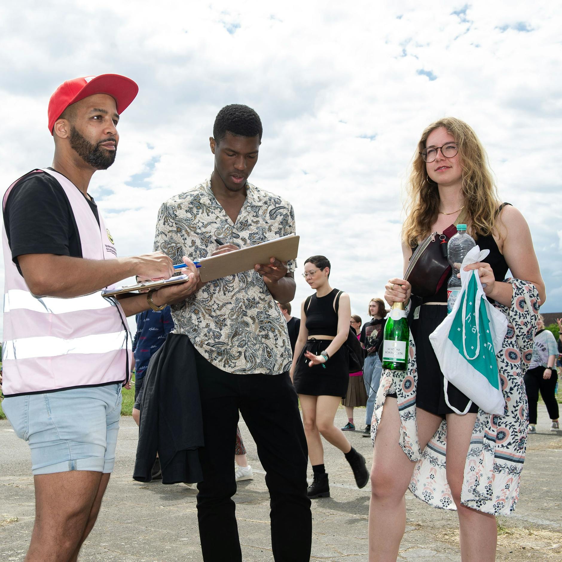 Mark Appoh (links) behält das Ziel von 240.000 Unterschriften fest im Blick. Auch deshalb steigt er nicht immer auf Diskussionen ein.
