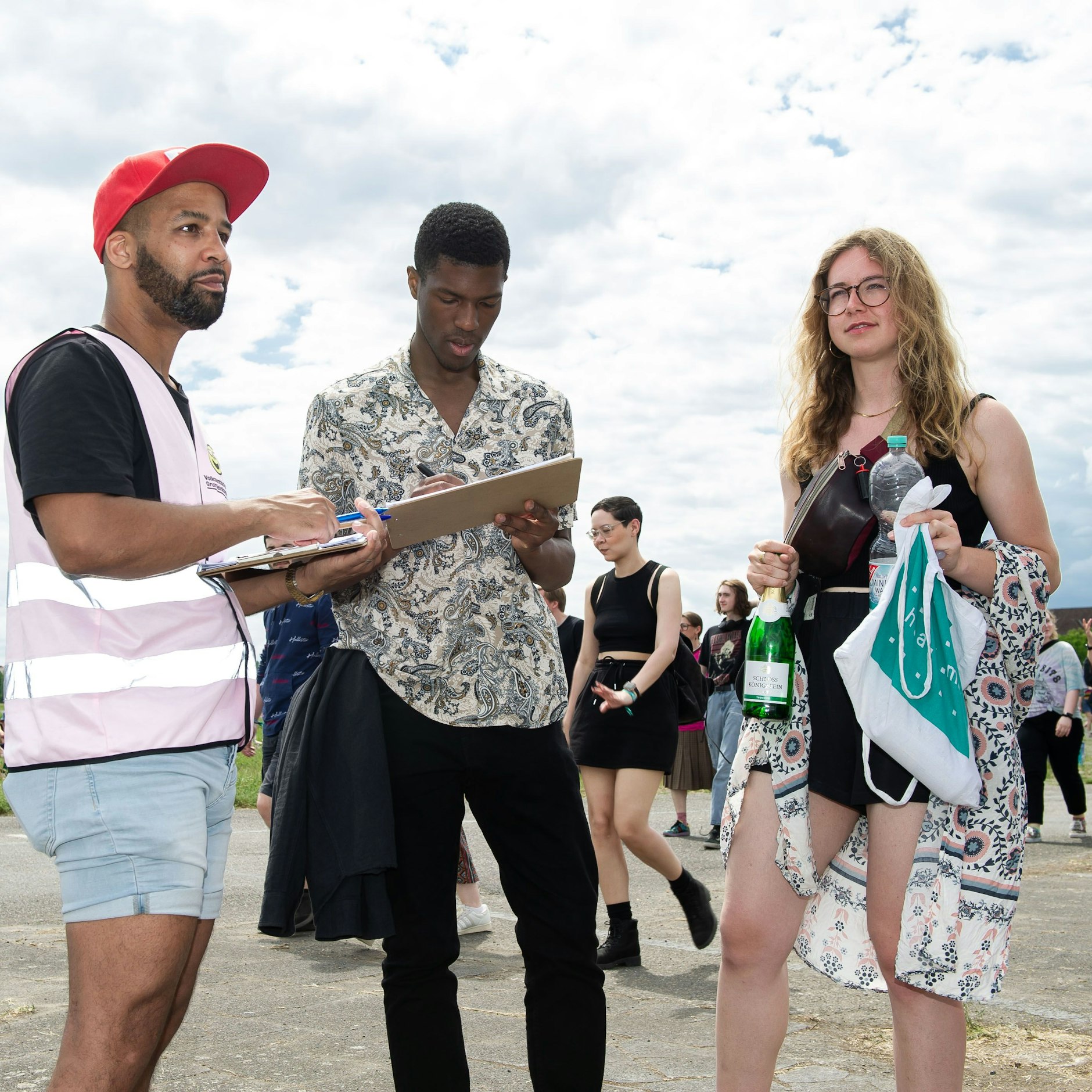 Mark Appoh (links) behält das Ziel von 240.000 Unterschriften fest im Blick. Auch deshalb steigt er nicht immer auf Diskussionen ein.