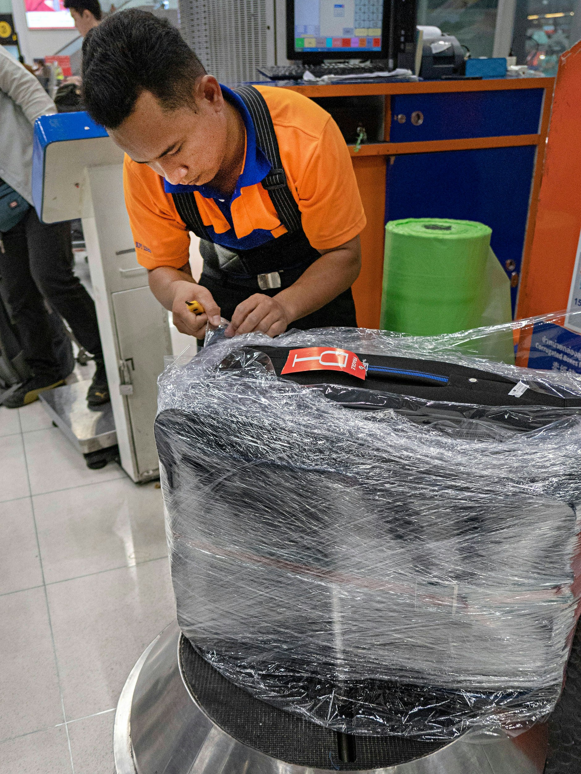 Für die Umwelt, die durch den Flug ohnehin belastet wird, bedeutet die Plastikfolie eine zusätzliche Last.