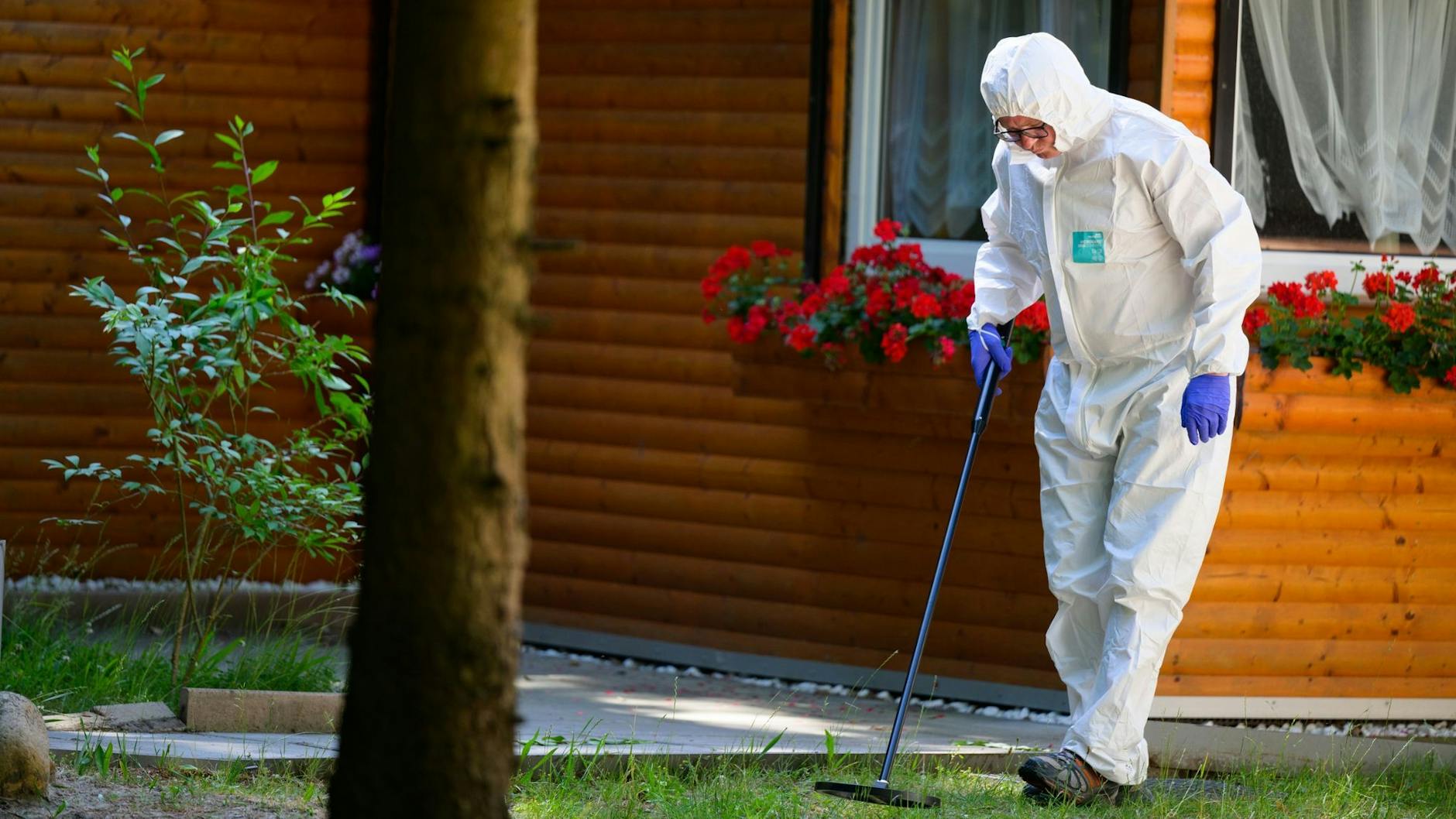Kriminaltechniker der Polizei suchen am Tatort nach Beweismaterial.