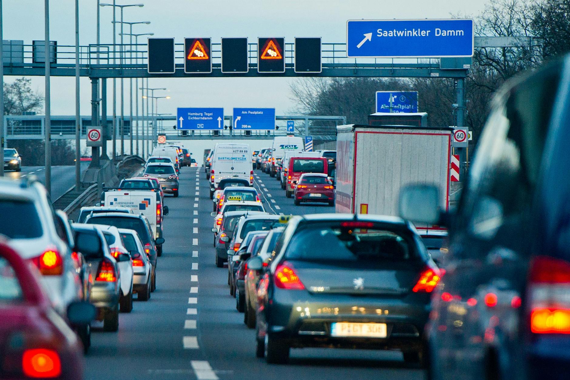 Stau auf der Autobahn A111. Die Zahl der Kraftfahrzeuge in Berlin steigt – obwohl die Senatsverwaltung für Mobilität seit 2016 von Grünen-Politikerinnen geleitet wird.