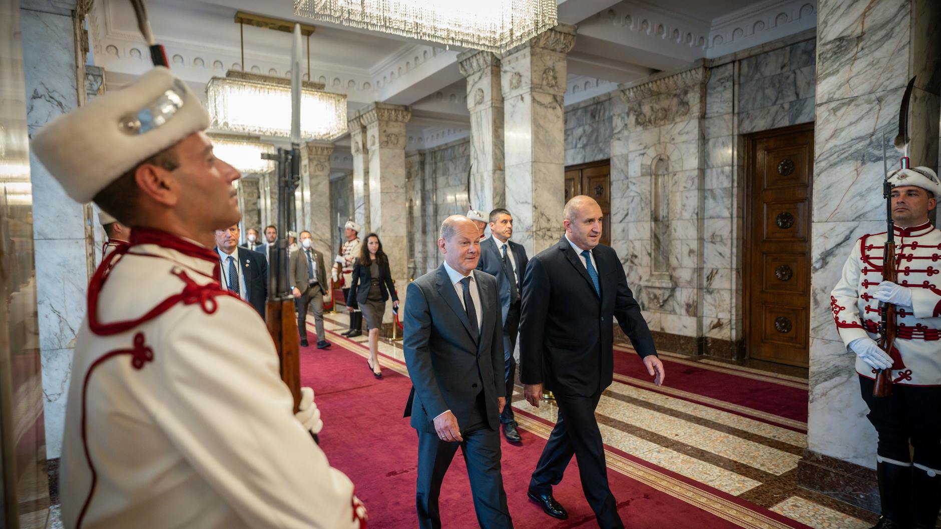 Bundeskanzler Olaf Scholz (SPD, in der Mitte links), geht mit Rumen Radew (in der Mitte rechts), Präsident von Bulgarien, zu einem gemeinsamen Gespräch.