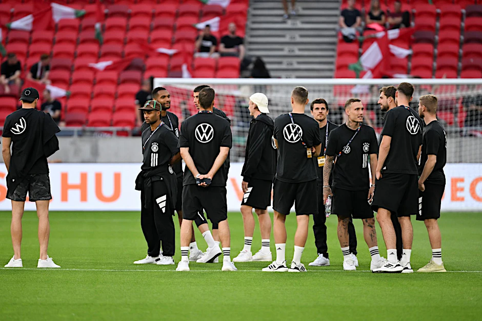 Die Spieler der deutschen Fußball-Nationalmannschaft begehen vor Beginn der Partie den Rasen.  