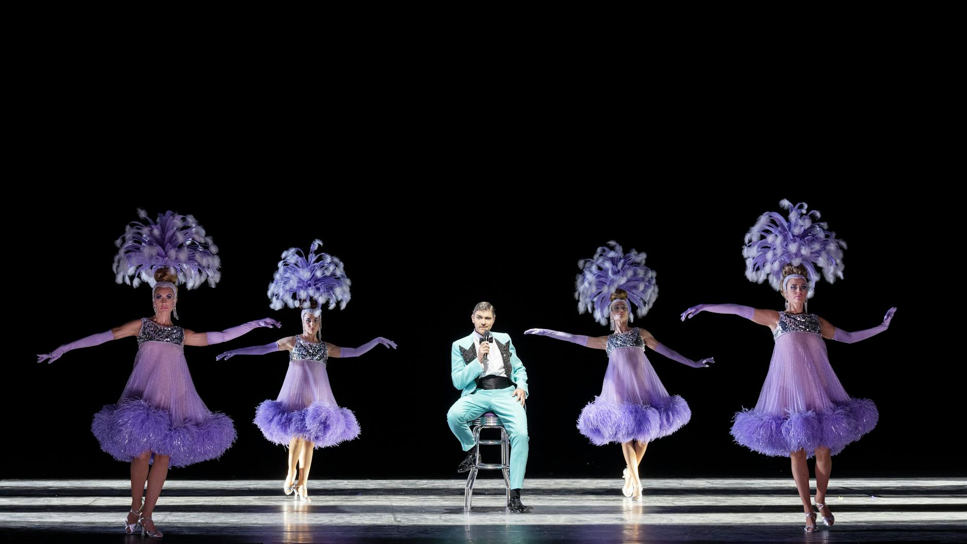 Dominik Köninger mit dem Tanzensemble in der Revue „Barrie Kosky’s All-Singing, All-Dancing Yiddish Revue“ in der Komischen Oper