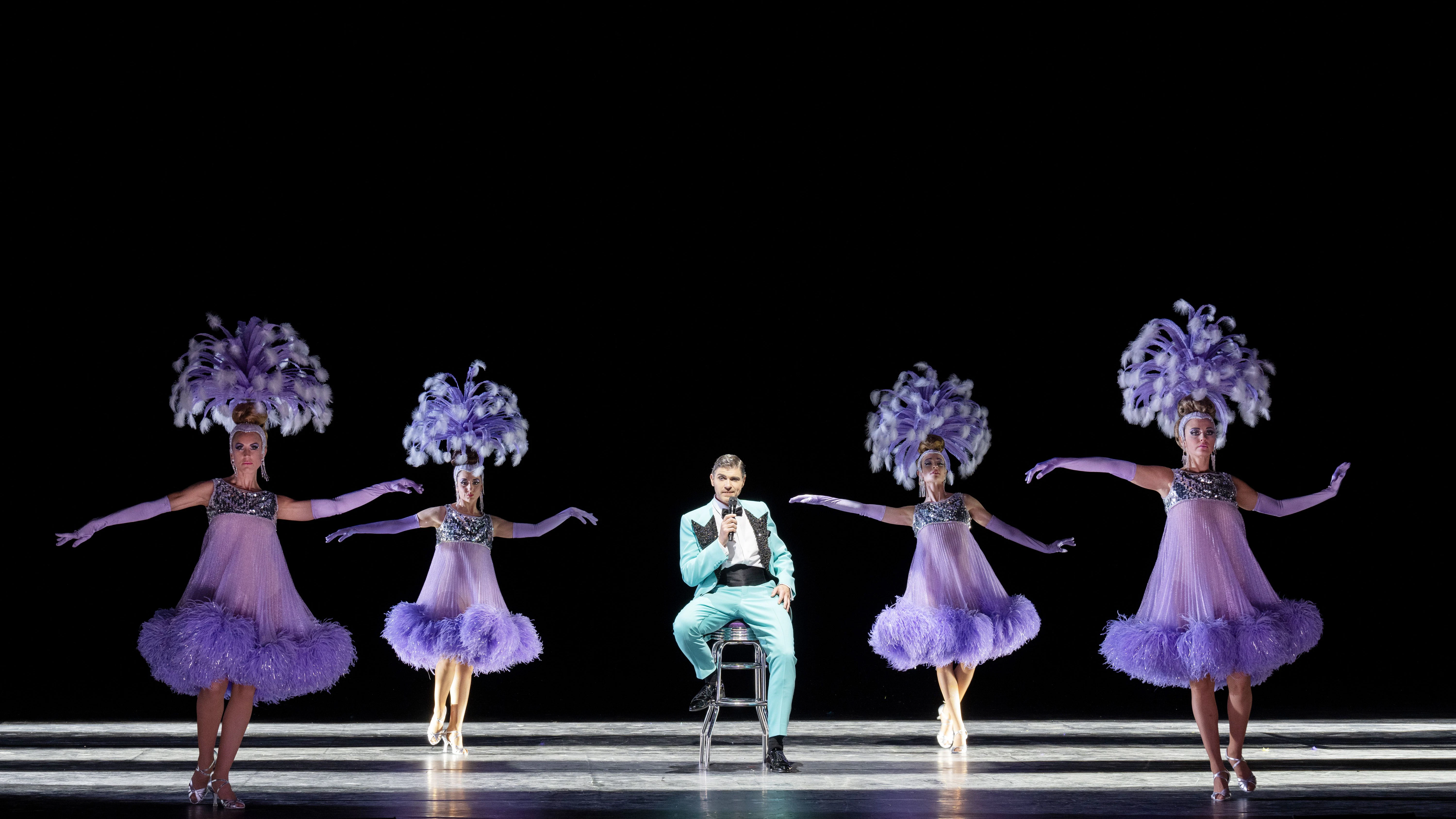 Dominik Köninger mit dem Tanzensemble in der Revue „Barrie Kosky’s All-Singing, All-Dancing Yiddish Revue“ in der Komischen Oper