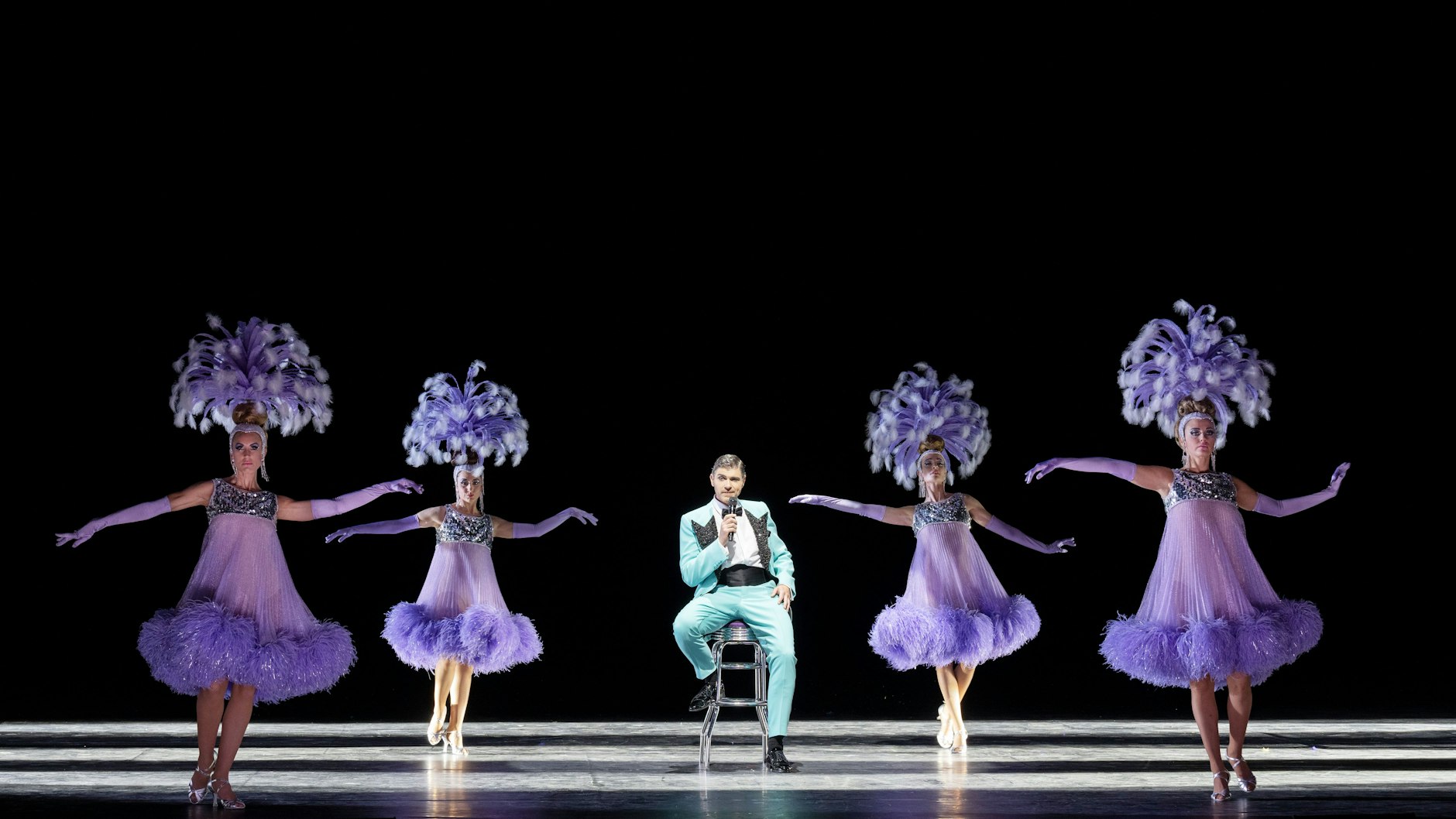 Dominik Köninger mit dem Tanzensemble in der Revue „Barrie Kosky’s All-Singing, All-Dancing Yiddish Revue“ in der Komischen Oper
