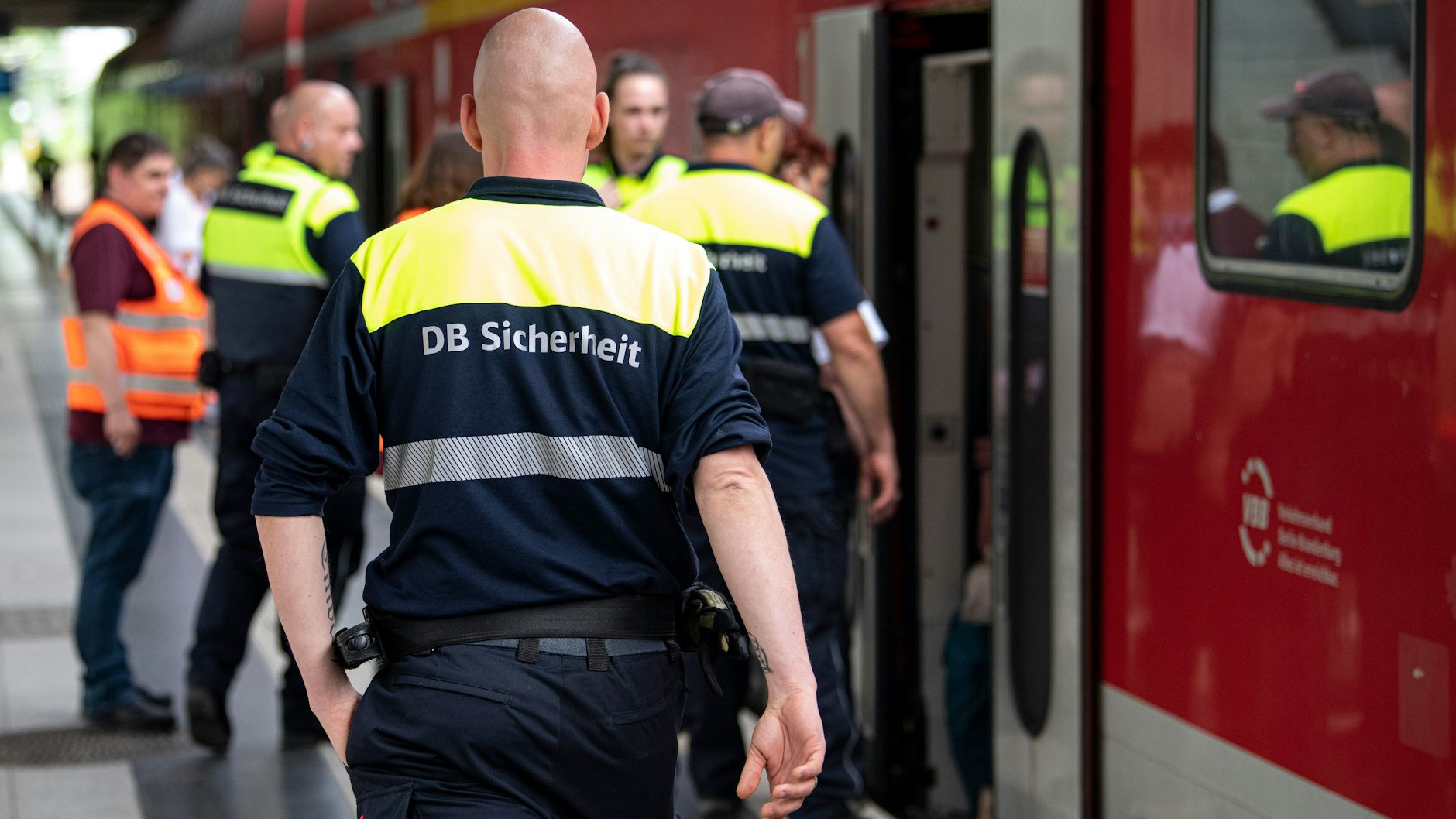 Mitarbeiter der DB-Sicherheit räumen am Bahnhof Gesundbrunnen den Regionalexpress 5 nach Rostock wegen Überfüllung.