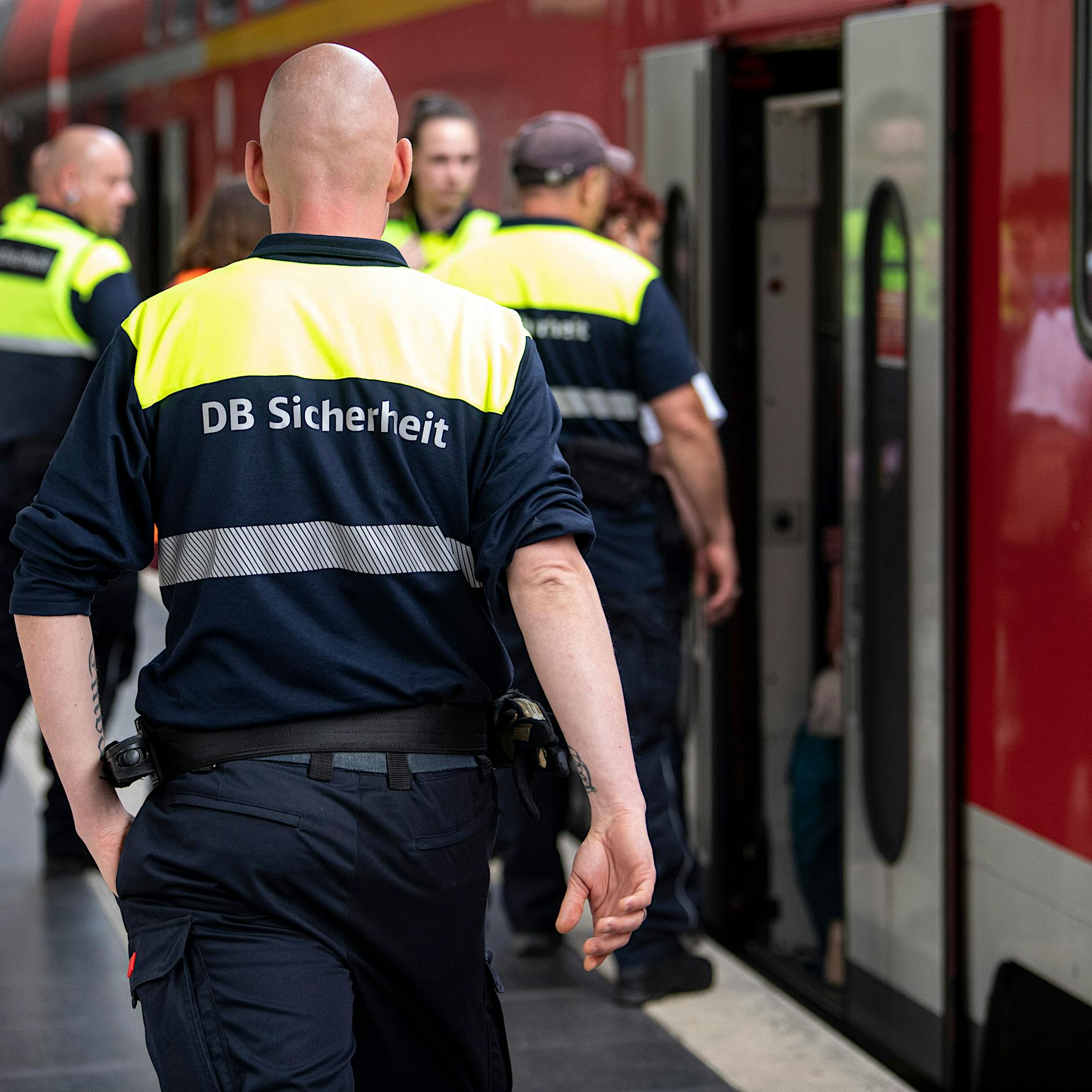 9-Euro-Ticket: Bahn wirft Fahrgäste aus überfüllter Regionalbahn