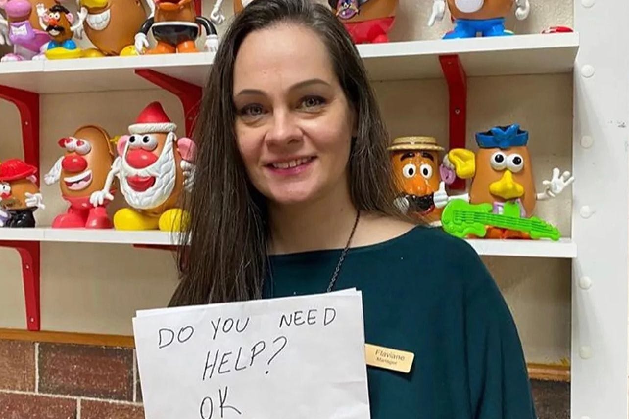 Restaurant-Managerin Flaviane Carvalho rettete einem kleinen Jungen mit dem „Zetteltrick“ das Leben.