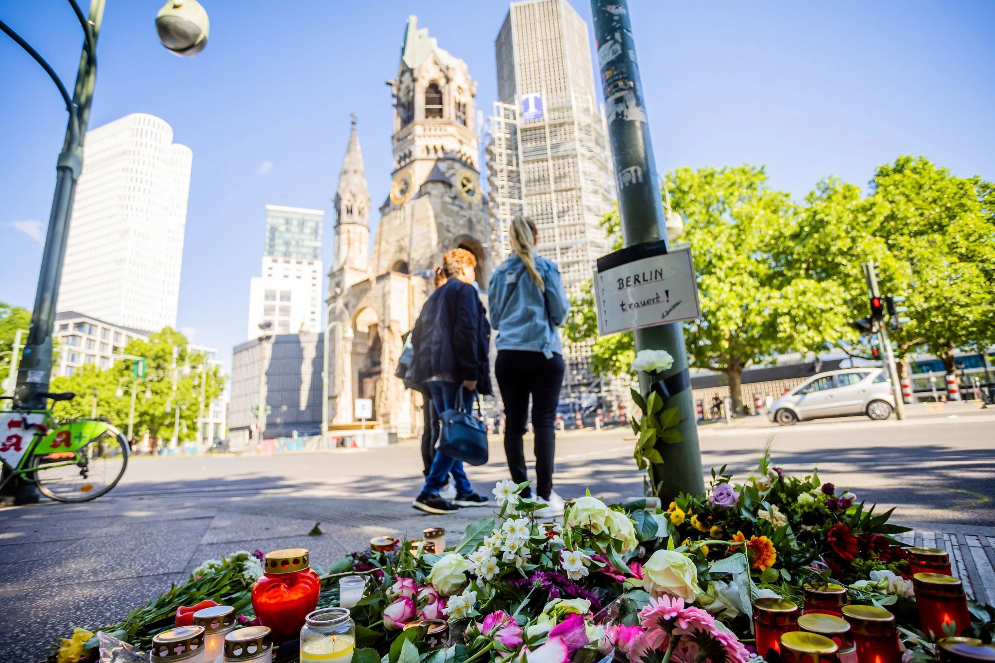 Blumen liegen vor der Kaiser-Wilhelm-Gedächtniskirche.  