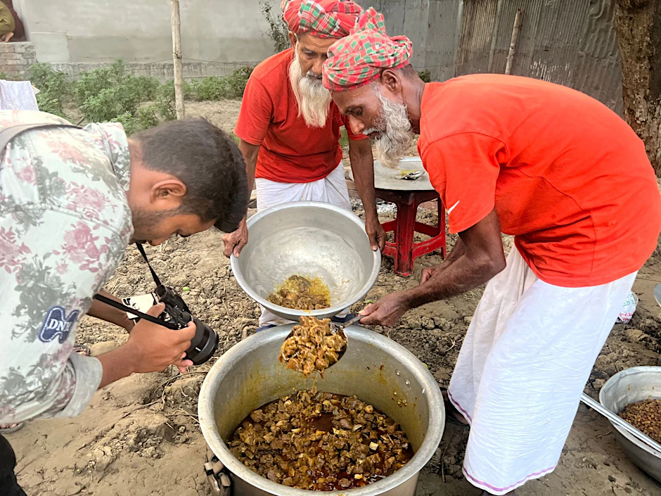 PRODUKTION - Ein Kameramann filmt im selbst ernannten YouTube-Dorf die Zubereitung von Hammelcurry, um es anschließend mehr als 100 Waisenkindern einer religiösen Schule zu servieren.K  