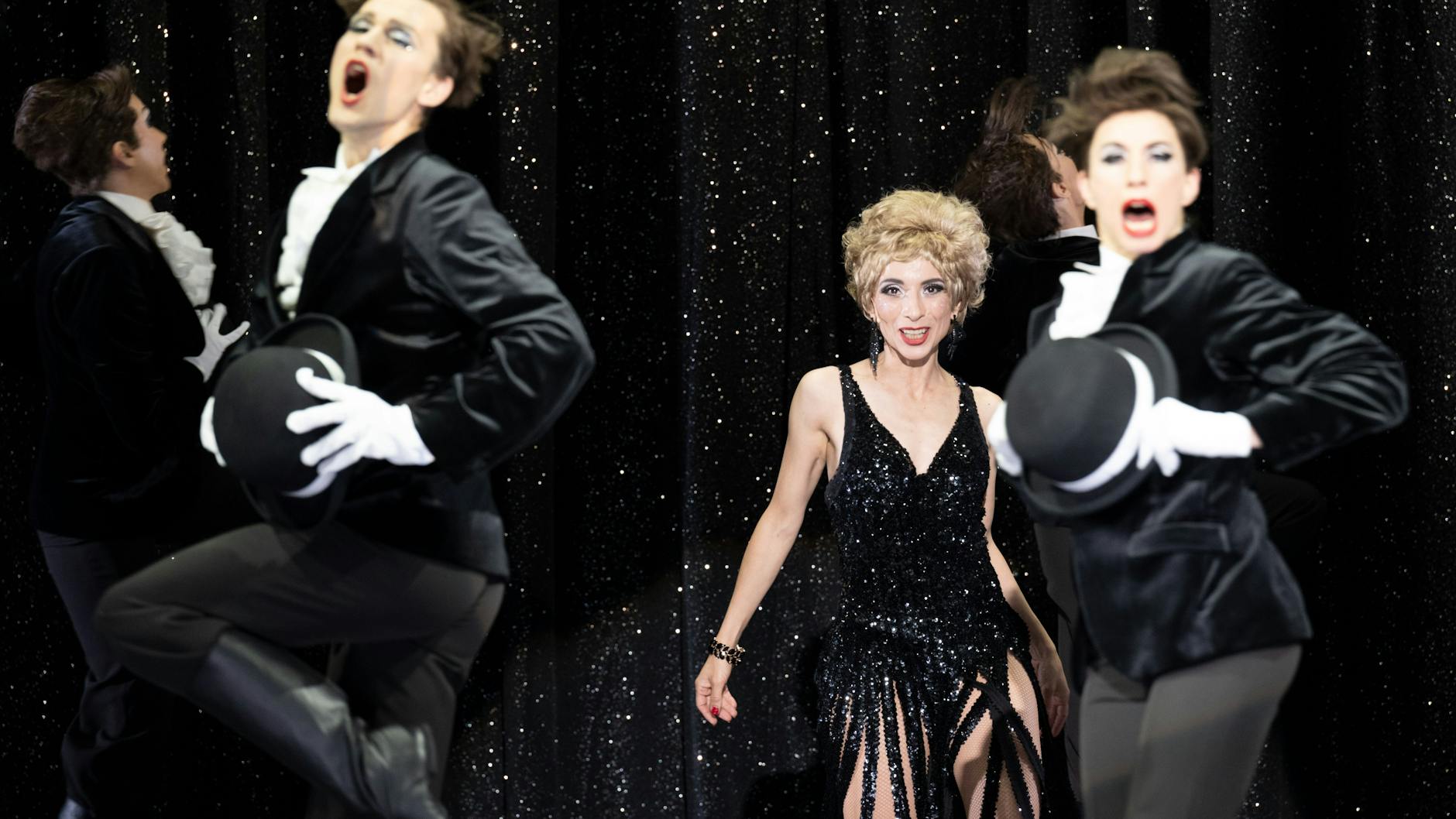 Ruth Brauer-Kvam in „Barrie Kosky’s All-Singing, All-Dancing Yiddish Revue“ in der Komischen Oper