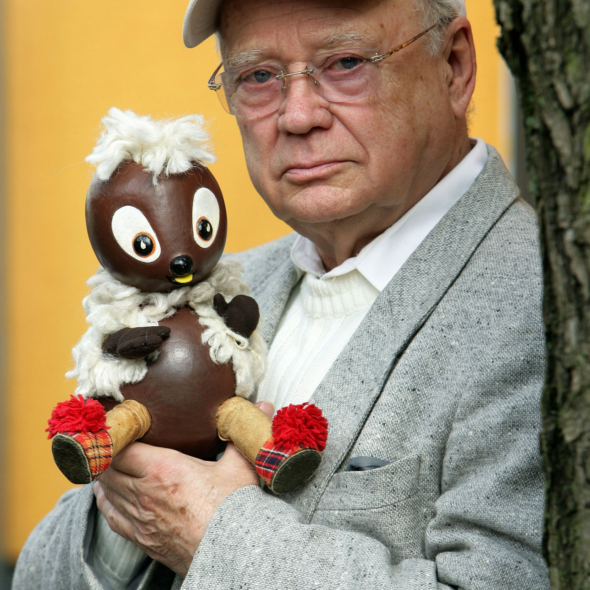 Puppenspieler Heinz Schröder mit seinem Pittiplatsch