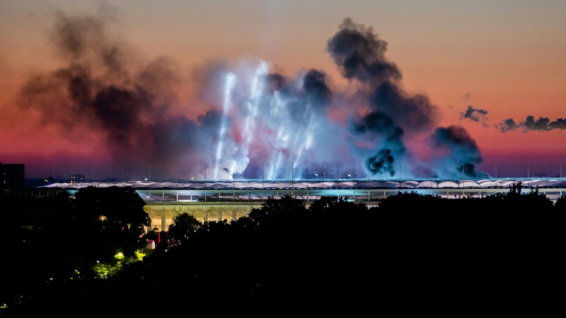 Am vergangenen Wochenende spielte Rammstein im Berliner Olympiastadion - die Feuershow war auch aus weiter Entfernung zu sehen.