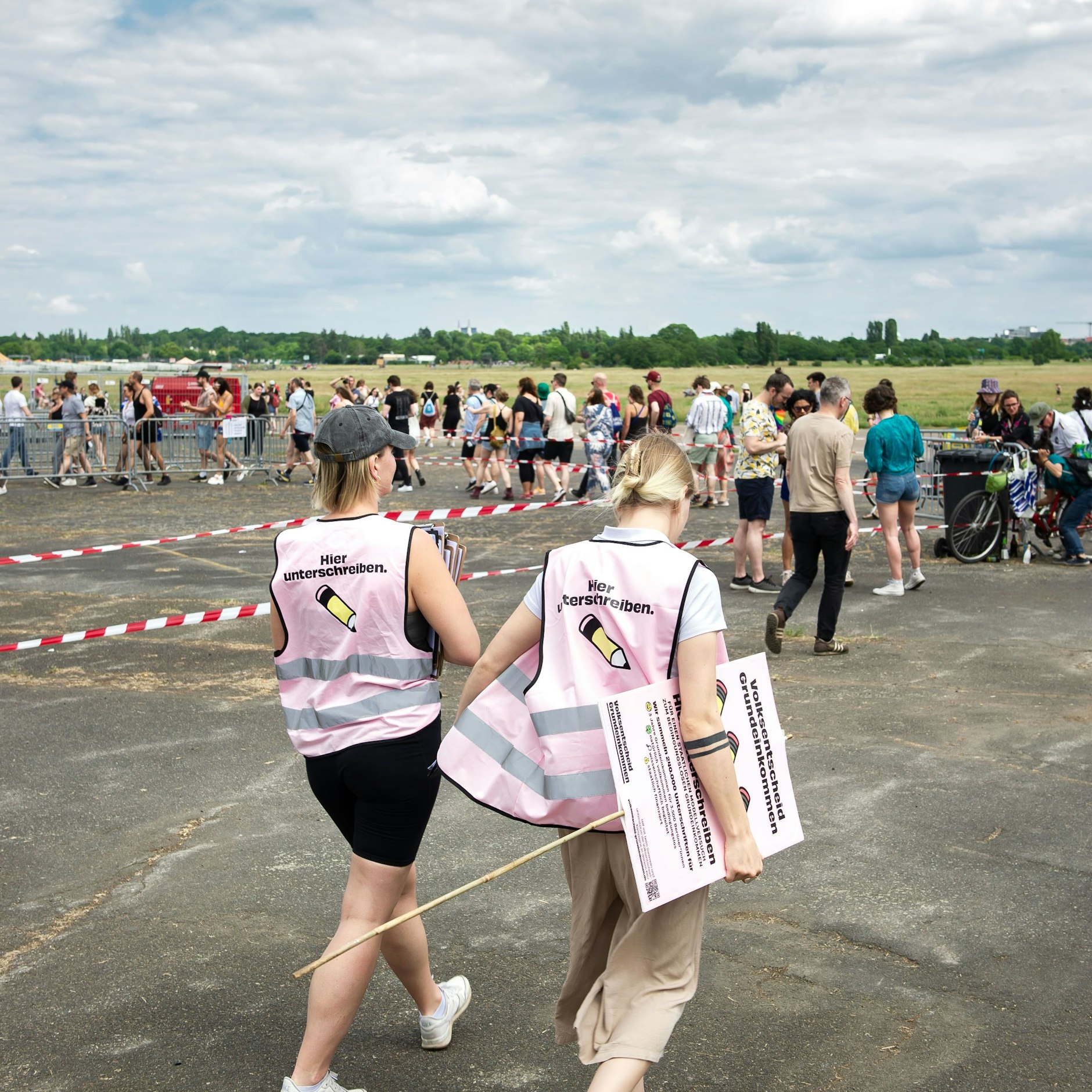 Saskia Rosenmeyer (links) und ihre Kollegin auf dem Weg zur Schlange. Sie hoffen dort auf noch mehr Unterschriften.
