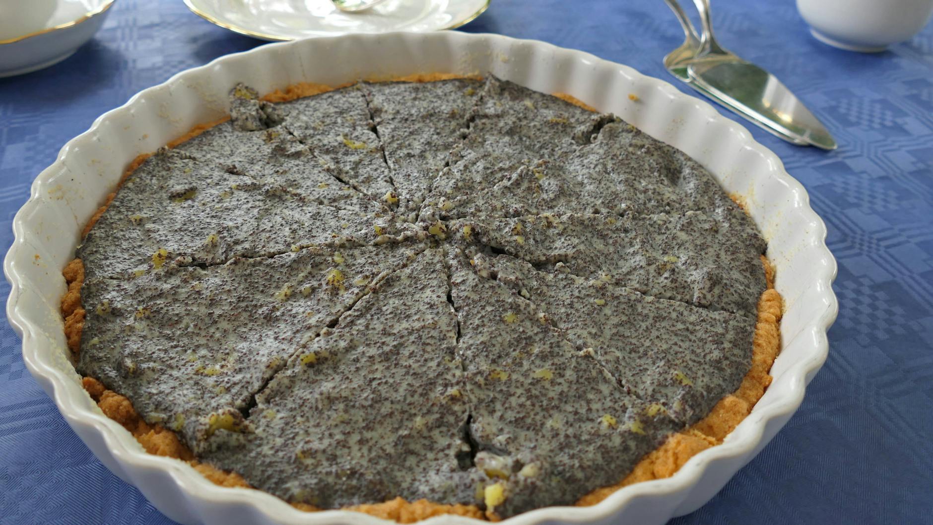 Der leckere Mohnkuchen kann natürlich auch in einer runden Form zubereitet werden.