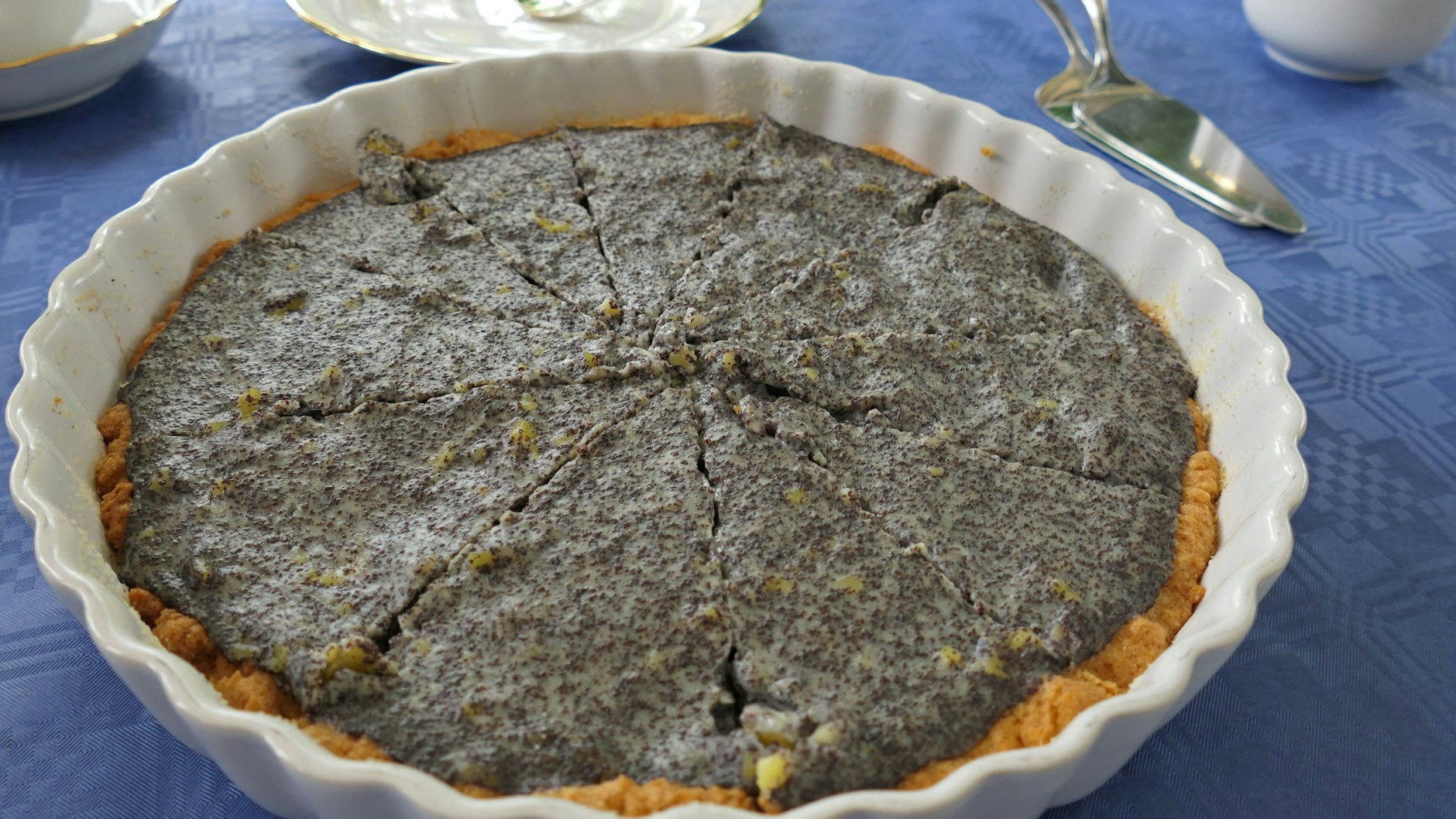 Der leckere Mohnkuchen kann natürlich auch in einer runden Form zubereitet werden.