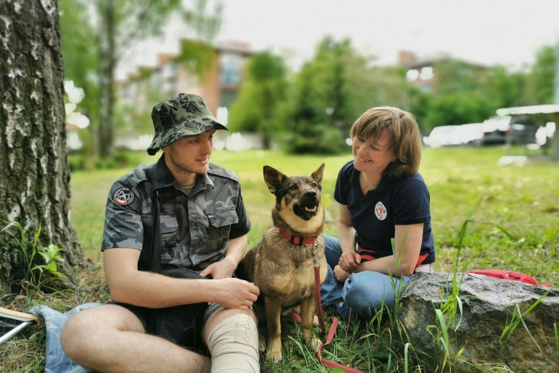 Die ehemalige Streunerhündin Busia hilft bei der Therapie eines verwundeten Soldaten.