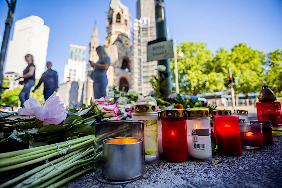 dpatopbilder - Nach der Todesfahrt in Berlin ist die Anteilnahme groß.  