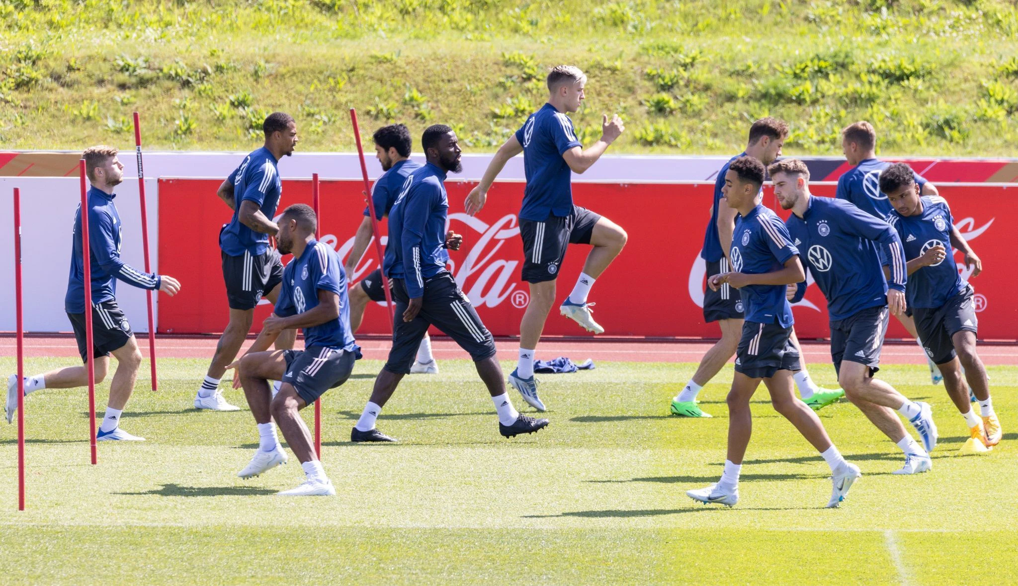 Die deutsche Nationalmannschaft bereitet sich in Herzogenaurach auf das Spiel in Ungarn vor.   - WICHTIGER HINWEIS: Gemäß den Vorgaben der DFL Deutsche Fußball Liga bzw. des DFB Deutscher Fußball-Bund ist es untersagt, in dem Stadion und/oder vom Spiel angefertigte Fotoaufnahmen in Form von Sequenzbildern und/oder videoähnlichen Fotostrecken zu verwerten bzw. verwerten zu lassen.