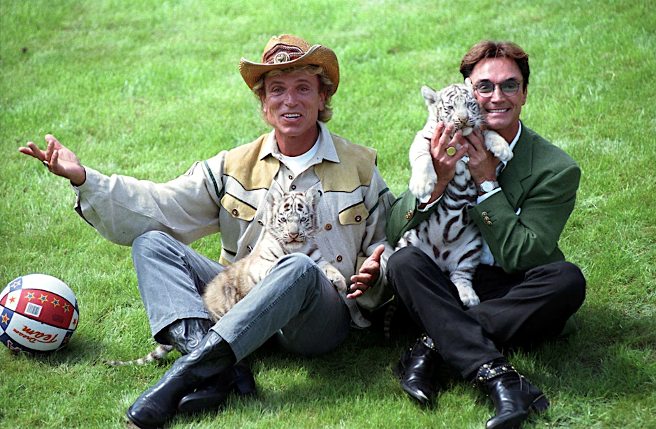 ARCHIV - Ein Leben im Rampenlicht: Dinge aus dem Nachlass von Siegfried (l) und Roy wurden versteigert.  