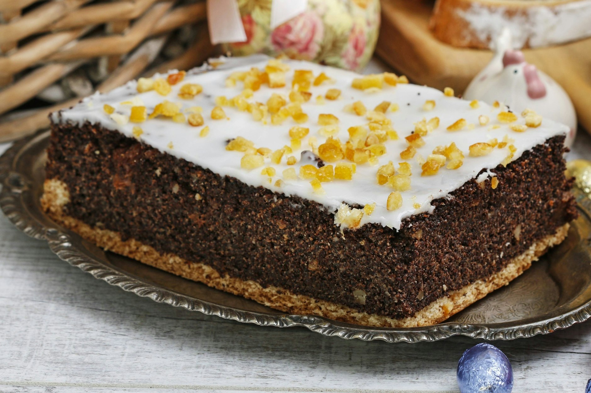 Leckerer Mohnkuchen mit einer cremigen Füllung ist einfach ein Genuss. Dieses Rezept setzt auf eine Füllung auf Basis von Vanillepudding.