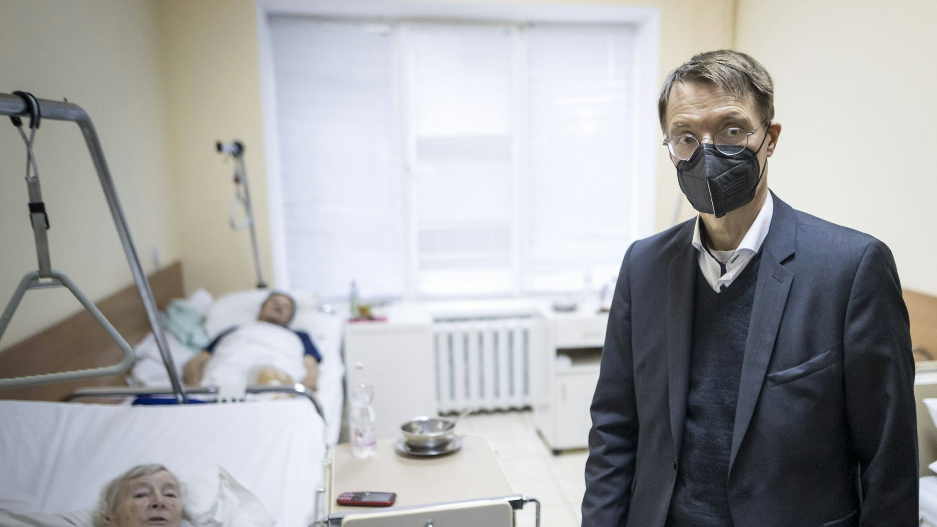 Karl Lauterbach beim Krankenbesuch in der Ukraine.