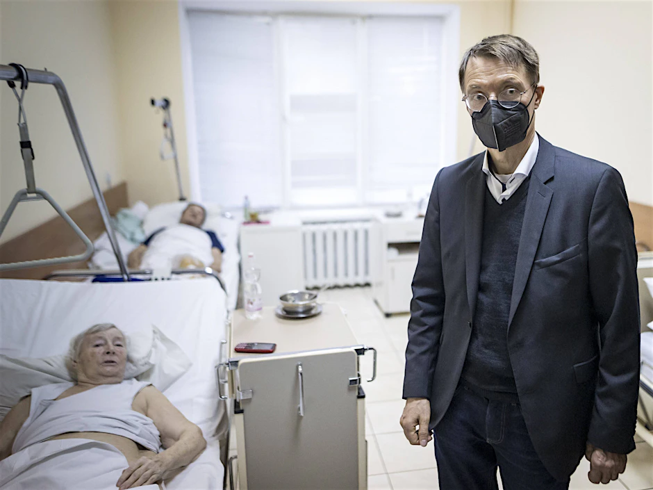 Karl Lauterbach beim Krankenbesuch in der Ukraine.