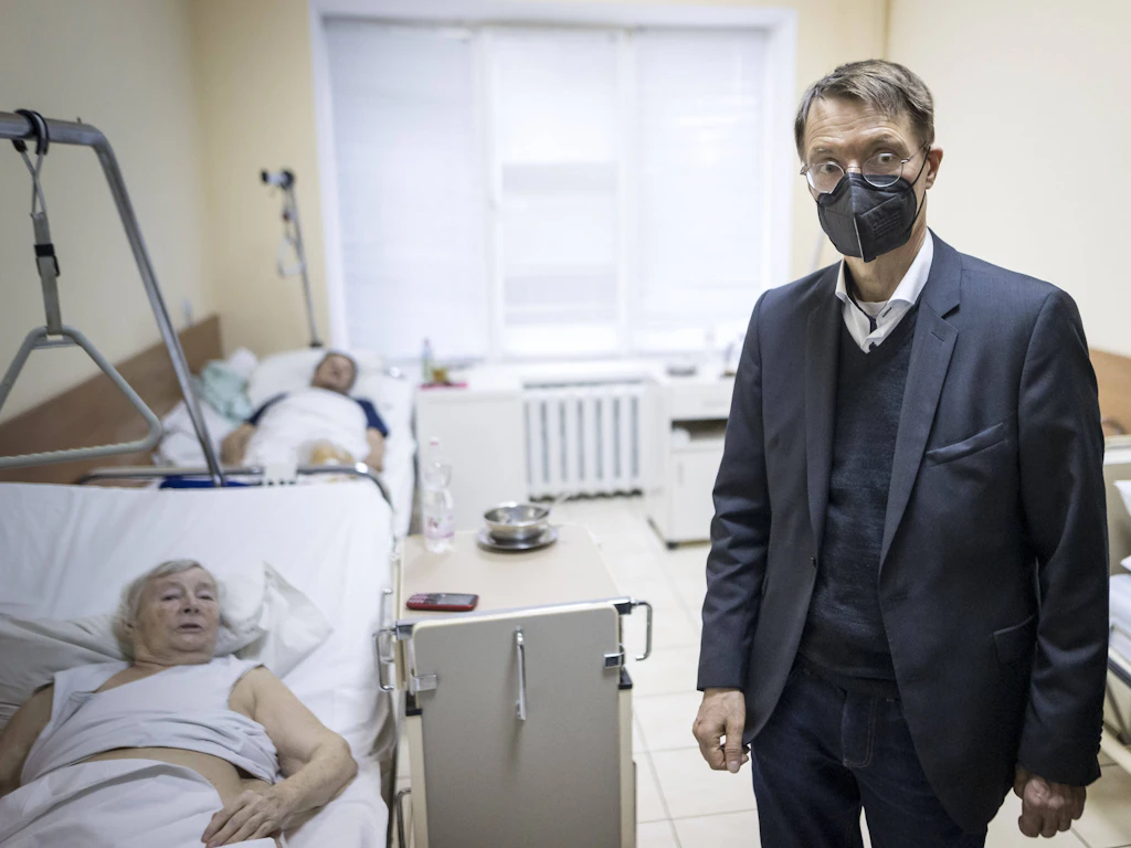 Ukraine-Besuch: Karl Lauterbach bleibt im Fahrstuhl stecken