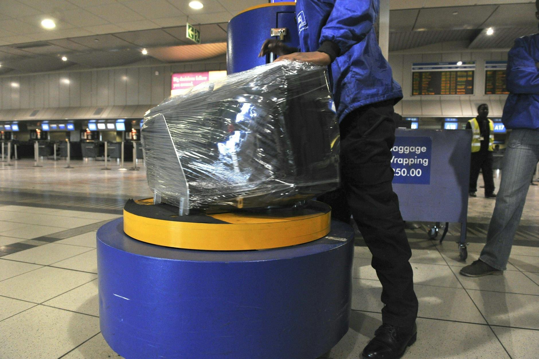 Ein Koffer wurde gerade frisch in Folie eingeschlagen. Diesen Service kann man an vielen Flughäfen in Anspruch nehmen.