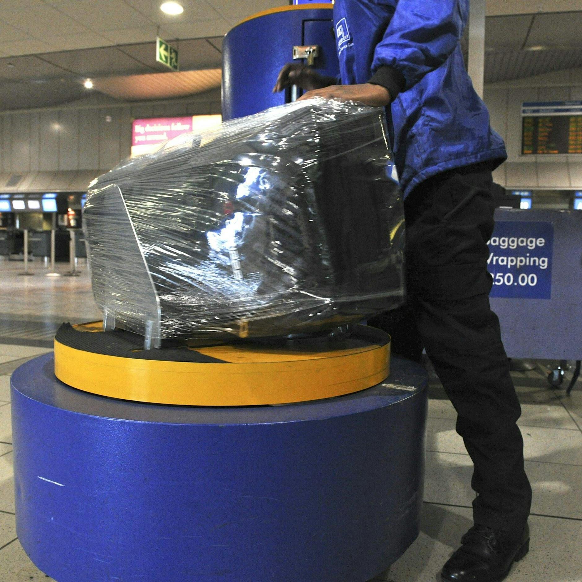 Den Koffer in Folie einwickeln: Bringt das eigentlich etwas? Hier geben Experten die Antwort