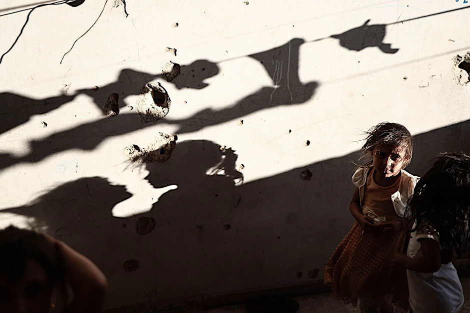 In Syrien herrscht seit elf Jahren Bürgerkrieg. Auf dem Foto: Syrische Kinder in einer Schule, die durch einen Bombenangriff zerstört wurde.