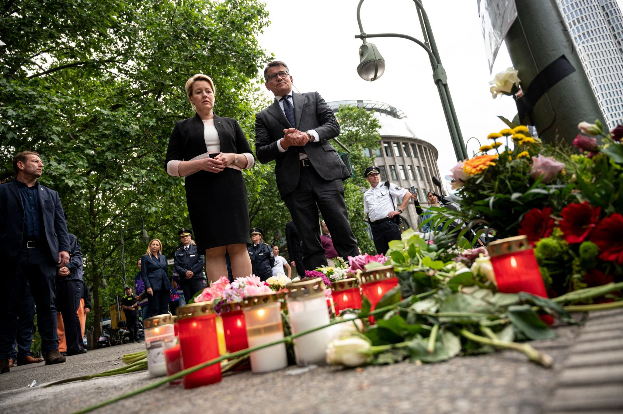 Berlins Regiernde Bürgermeisterin Franziska Giffey und Hessens Ministerpräsident Boris Rhein gedenken der Opfer der Todesfahrt.  