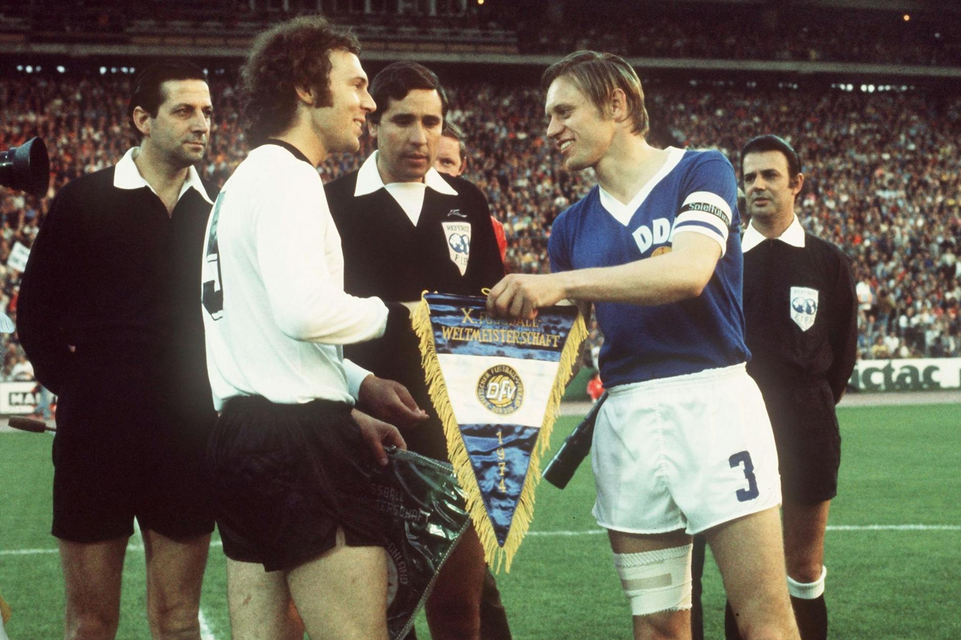 Der berühmte Wimpeltausch von DDR-Kapitän Bernd Bransch (r.) und BRD-Spielführer Franz Beckenbauer vor dem WM-Duell 1974.