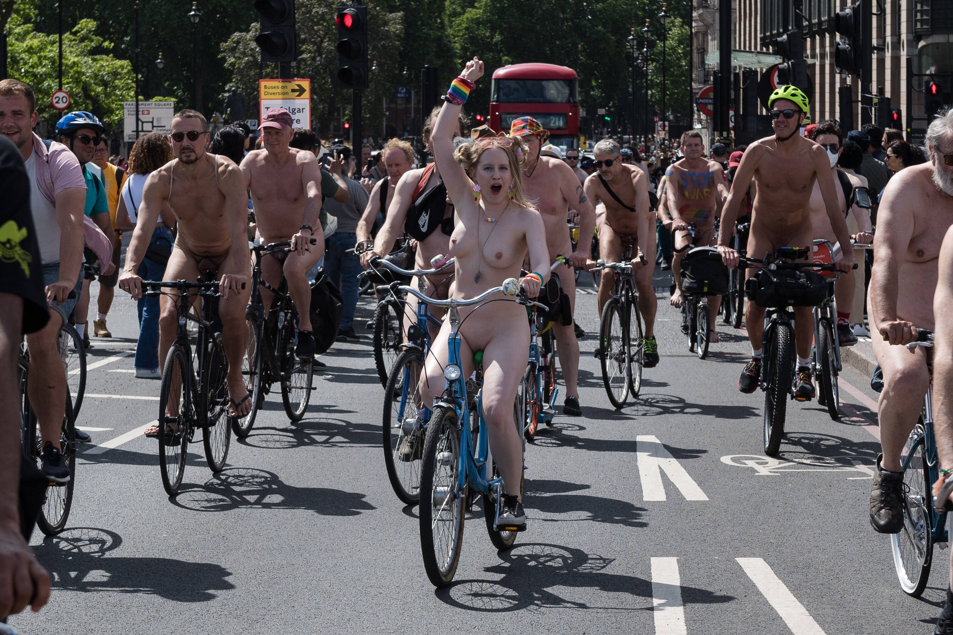 Völlig nackt auf dem Fahrrad: DAS sind die krassesten hüllenlosen Bilder vom „World Naked Bike Ride“