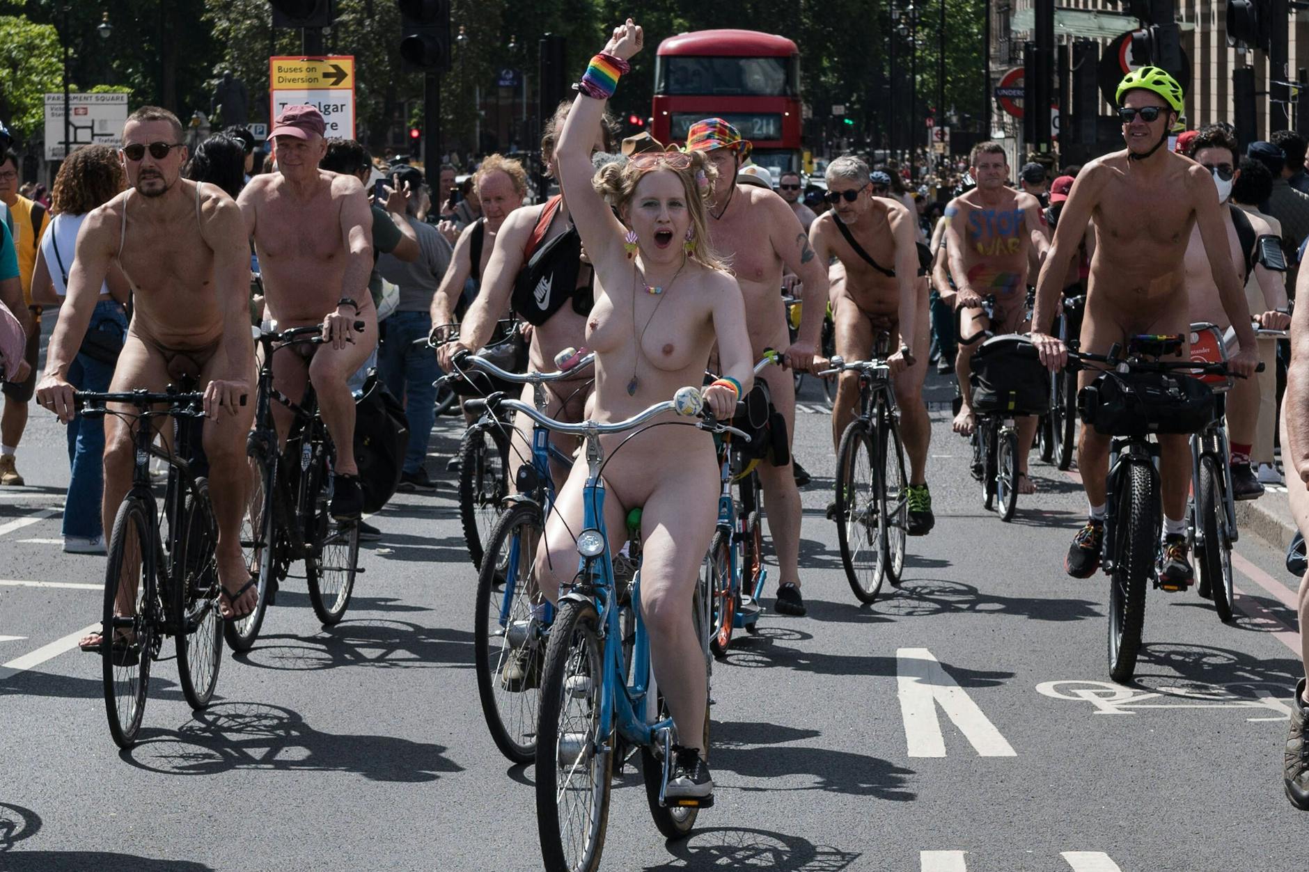 Beim World Naked Bike Ride ließen Tausende Radfahrer auf der ganzen Welt die Hüllen fallen.