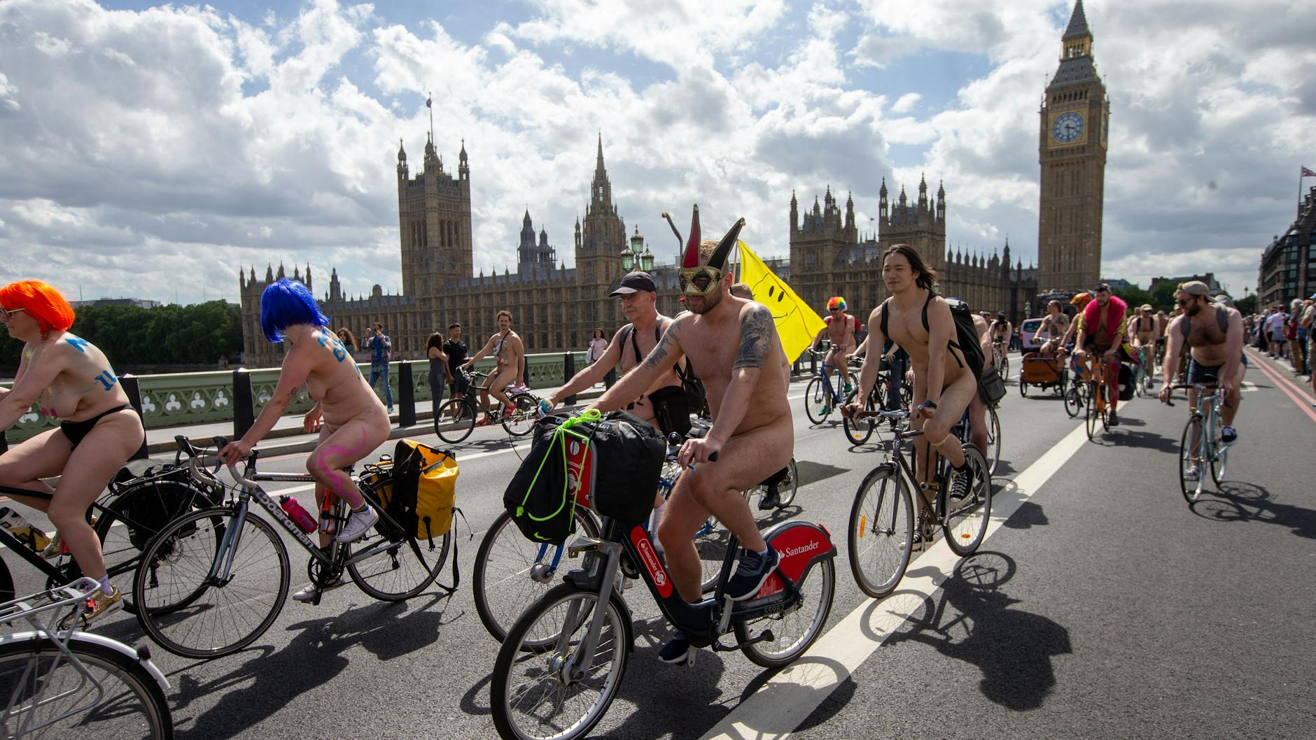 Hinten Big Ben, vorne Ding Dong: Auch in London wurde dem Nackt-Protest gefrönt.