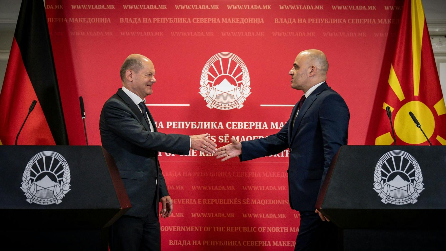 Kanzler Olaf Scholz (l.) macht Nordmazedoniens Ministerpräsident Dimitar Kovacevski Hoffnung auf einen EU-Beitritt.