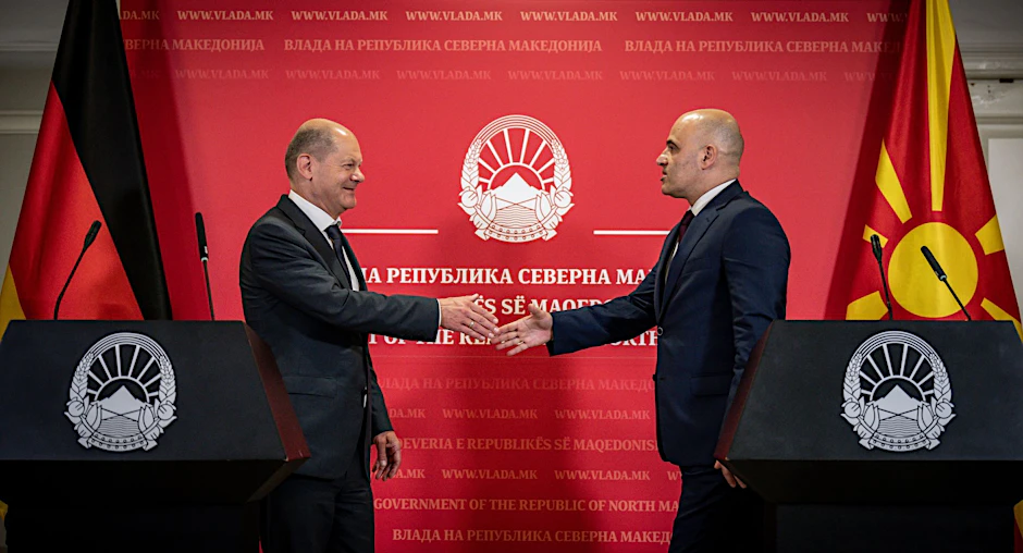 Kanzler Olaf Scholz (l.) macht Nordmazedoniens Ministerpräsident Dimitar Kovacevski Hoffnung auf einen EU-Beitritt.